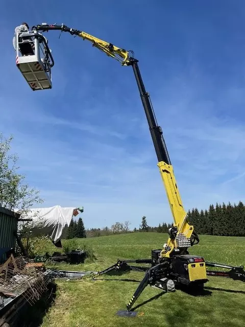 Dachsanierung mit unserem Kran, Holz Glas Miller in Sigmarszell am Bodensee
